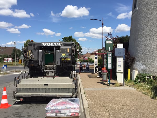 La machine de travaux stationnées n’importe où